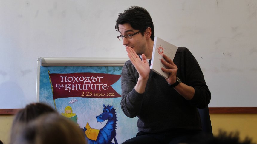 Ново видео с министър Атанасов - чете книжка на деца, те го питат за рождения му ден