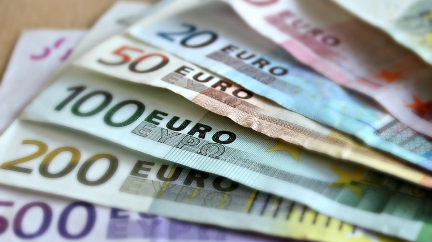 Възрастна жена хвърли през терасата 30 000 евро на ало измамници 