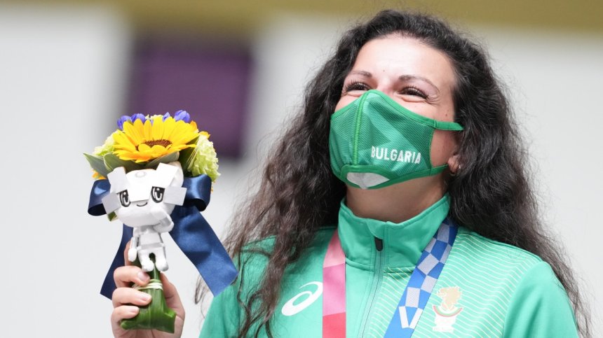 Стефка Костадинова поздрави сребърната медалистка Антоанета Костадинова