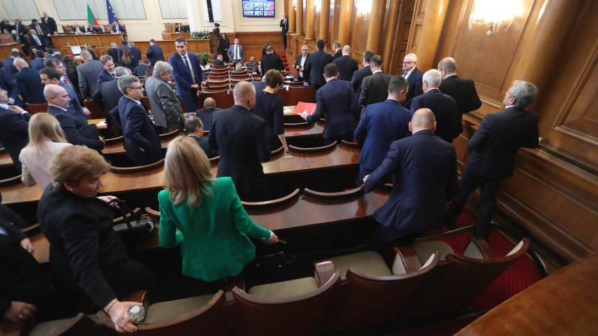 На жълтите павета протестират, докато в НС се карат за въглищните централи санирането