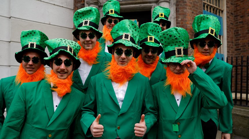 Колорит и много усмивки в Деня на Свети Патрик в Ирландия и Англия (СНИМКИ)