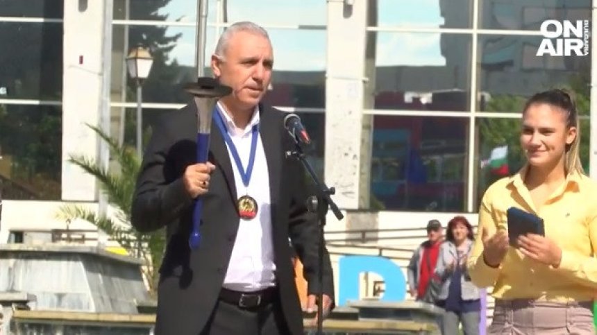 Стоичков получи наградата "Почетен факлоносец на мира" в Пазарджик