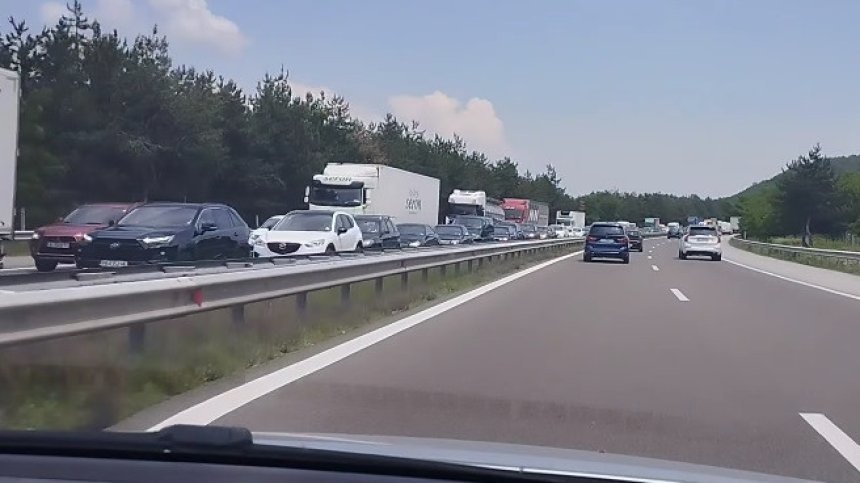Катастрофа образува километрично задръстване на АМ "Тракия"