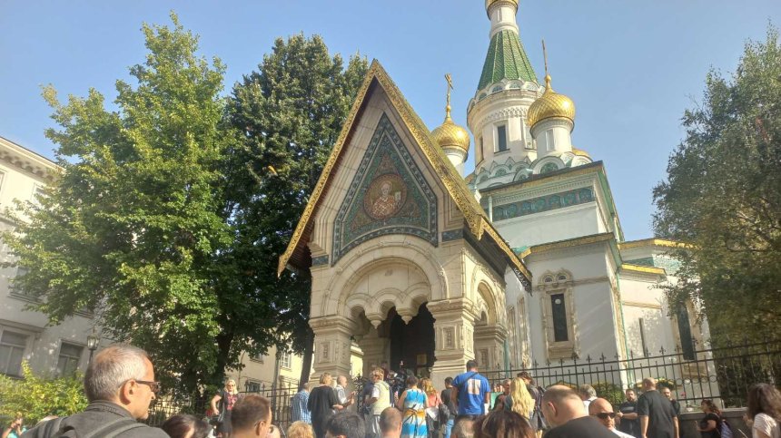 Русия не отговаря на Неофит, ген. Атанасов заяви, че Митрофанова е разпоредила църквата да затвори