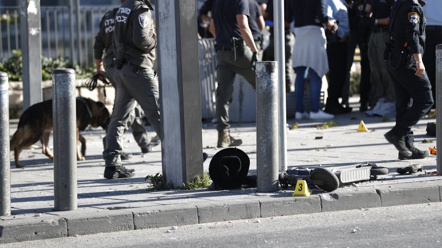 16-годишен загина, най-малко 14 са ранени при двоен атентат в Израел
