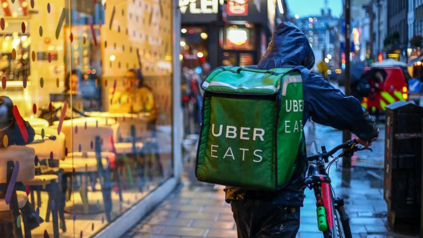 Uber придоби стартъп, насочва се в доставките на алкохол