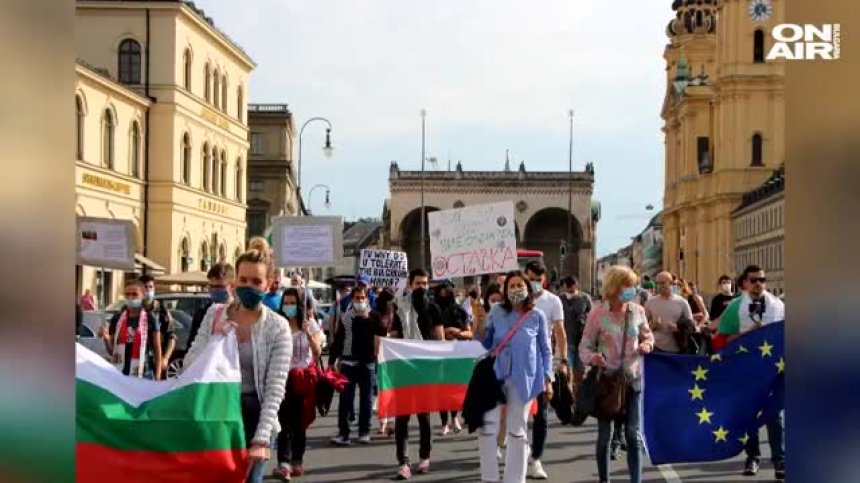 "Не се отказваме": Българи в Берлин продължават с протестите 