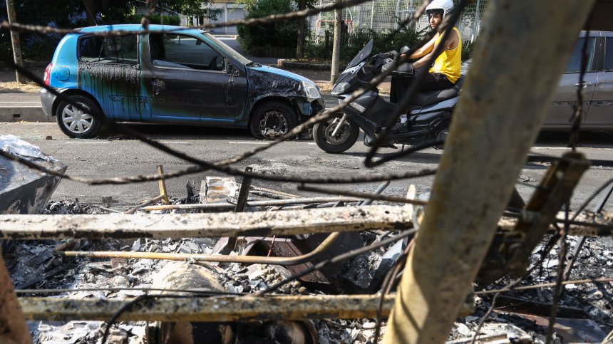 След убийството на 17-годишен шофьор - Париж прилича на бойно поле, най-малко 15 арестувани