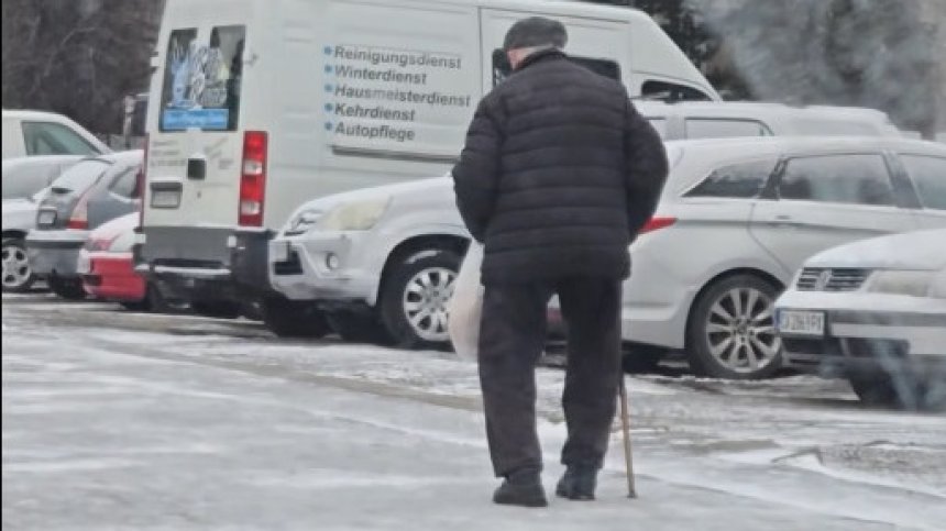Изпитание върху лед: 20 минути прекосяване на половин тротоар в София (+ВИДЕО)