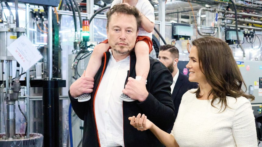 Главоболия за Мъск заради Tesla, Netflix повишава цените на услугите си