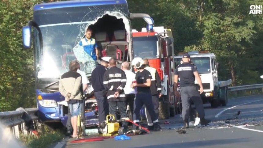 Има жертва при катастрофата между автобус и кола на пътя София -&nbsp;Варна