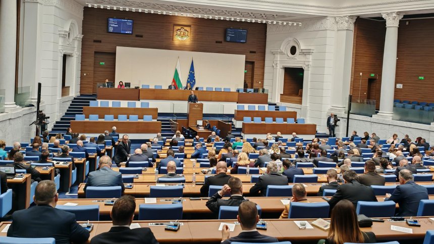 Парламентът започна работа с минута мълчание в памет на Славчо Крумов