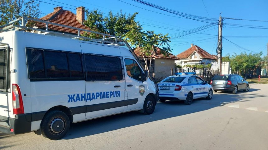 Задържаха мъж с множество документи за самоличност и дебитни карти в Карнобат 