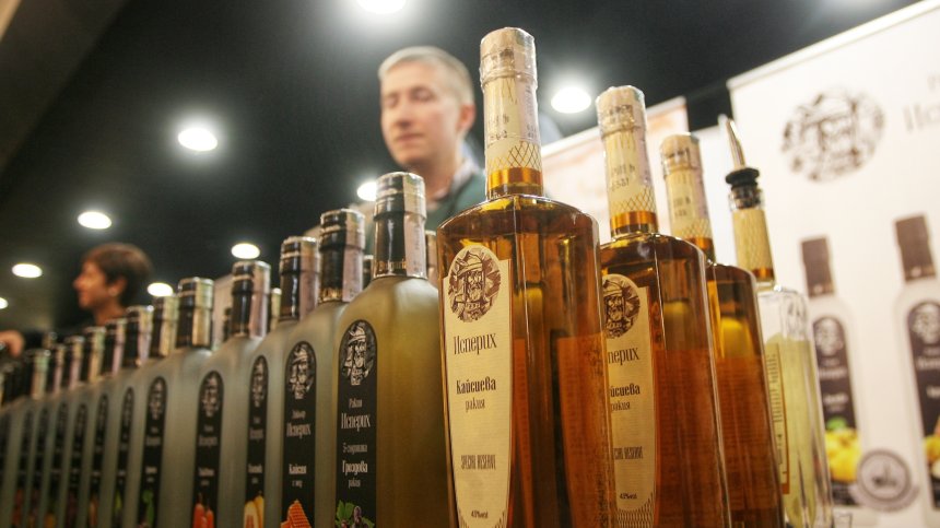 Психичните проблеми се решават с ракия и сън, смятат 18% от нашенците