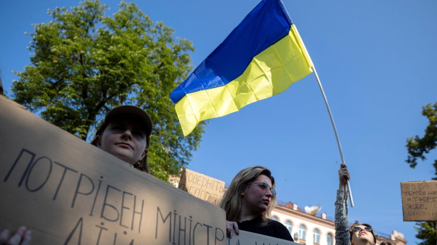 "Позор - най-голямата грешка на Зеленски": Уволнението на Федоров предизвика бунт в Украйна
