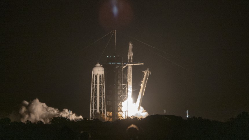 Лошото време попречи на изстрелването на космическия кораб Dragon 