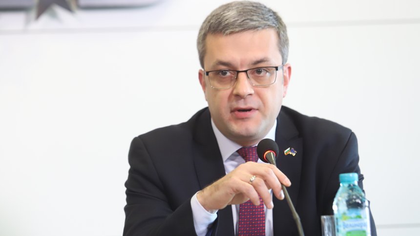 Тома Биков: Радев дезертира като държавен глава
