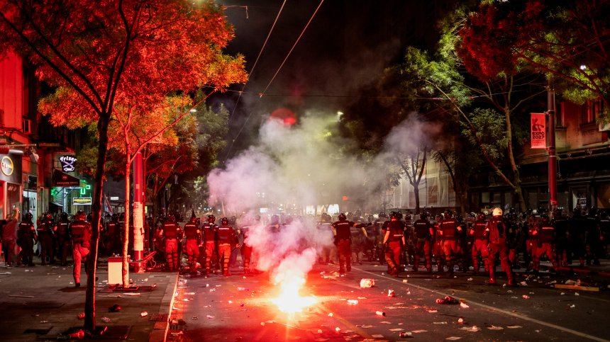 Десетки арестувани при многохилядния протест в Белград (ВИДЕО)