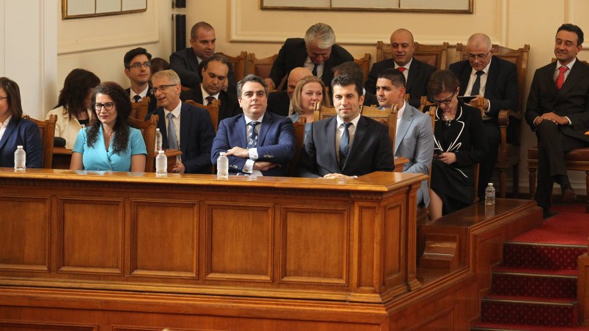 ИЗВЪНРЕДНО: Правителството на Кирил Петков падна, вотът на недоверие успя