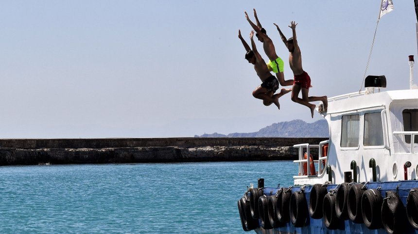 Възмущение в Гърция след снимка на спускащи се туристи от кораб в Ханя