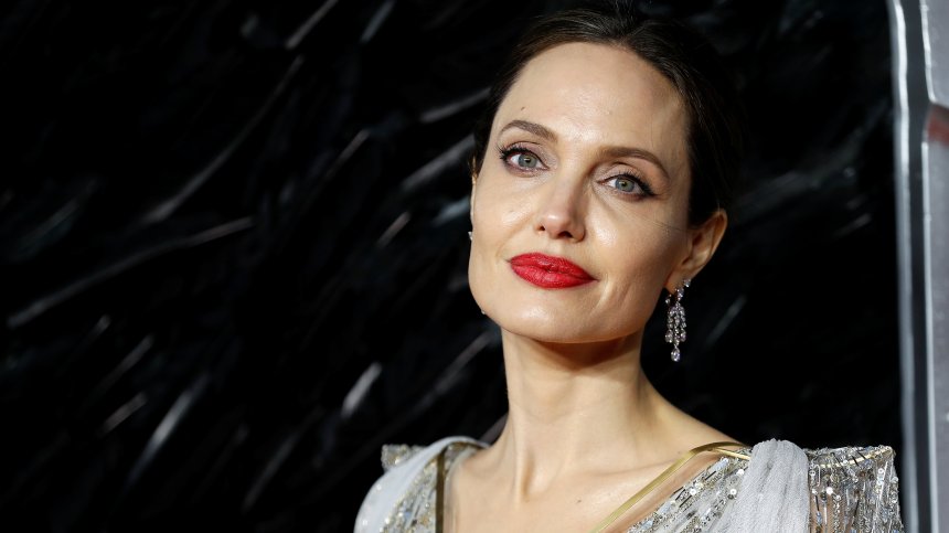 Aнджелина ядосана на Брад, не ѝ давал да се премести с децата