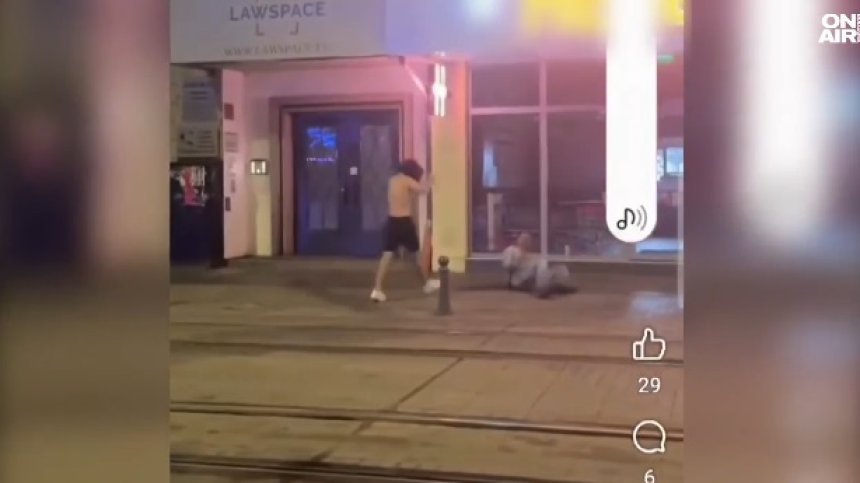 Юмруци и ритници на пл. "Славейков": Деца бият брутално минувачи посред нощ