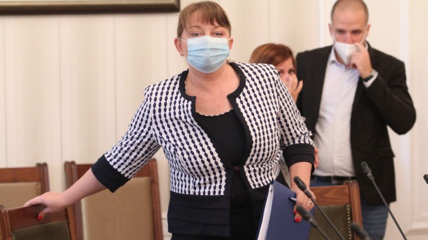 Сачева: Търсим възможности за 160 хил. младежи, които не учат и не работят
