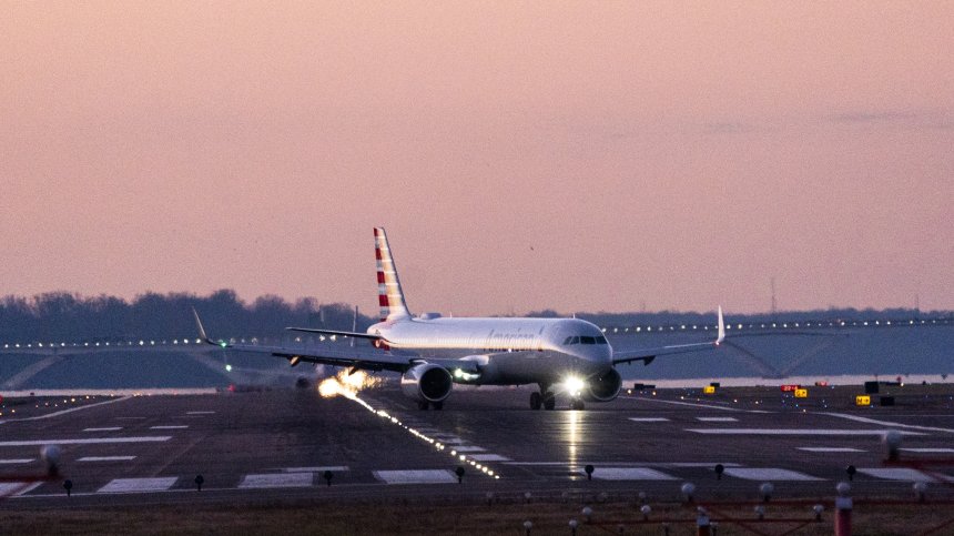 Пътник и стюардеси са ранени след твърдо кацане на самолет на American Airlines
