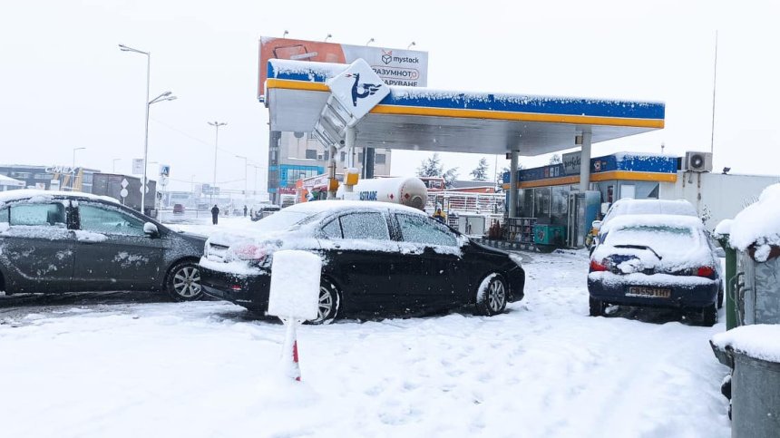 Двама обраха бензиностанция в София, нападнаха служител