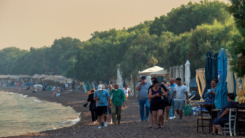 Кметове обвиняват търговци на земя за пожарите на Родос