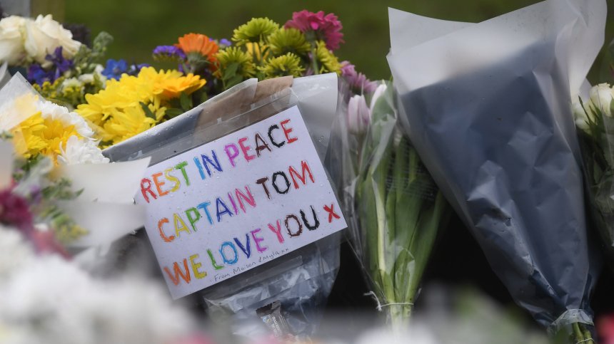 С аплодисменти изпратиха 100-годишния ветеран Том Мур (ВИДЕО)