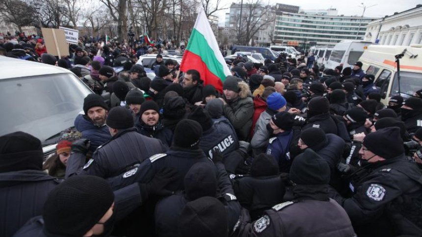 Равносметката: Десетки ранени на протеста в София, нападнати са и журналисти