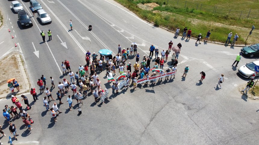 Протестиращи блокираха пътя Русе-Варна, недоволни от разбитата настилка