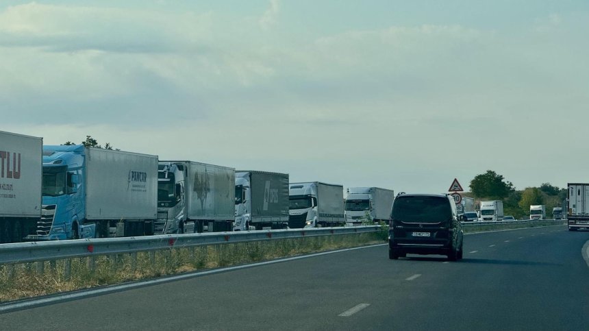 Засиленият трафик в края на годината и ремонт предизвикаха опашка от ТИР-ове на "Капитан Андреево"