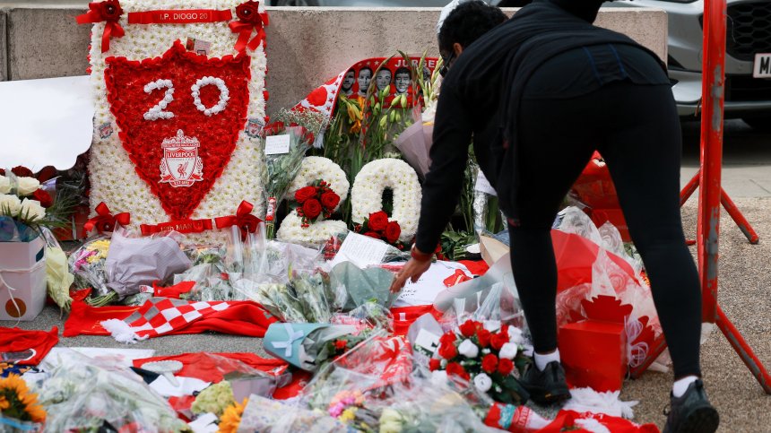 "Ливърпул" създава паметник от даровете в памет на Диого Жота и брат му