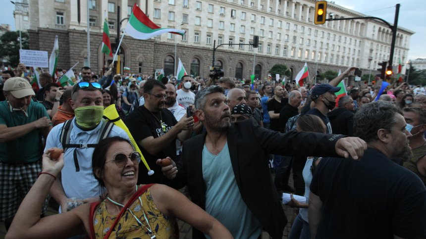 Протестиращи отново мятаха яйца по Министерския съвет