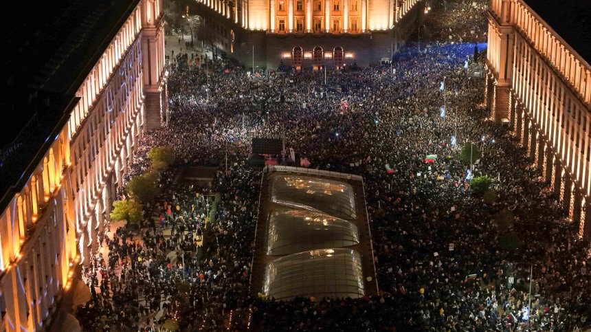 "Оставка" преди еврото: Протестите в България през погледа на света