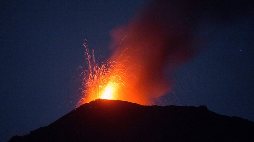 Вулкан на остров Ява изригна мощно - бълва пепел и лава с часове (ВИДЕО)