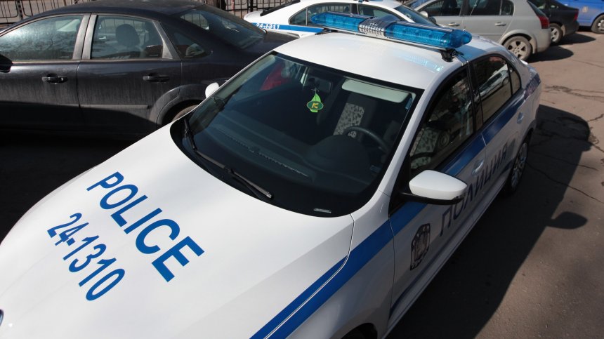 Въпреки забраната да ги доближава: Мъж души жена си, бие детето им по главата