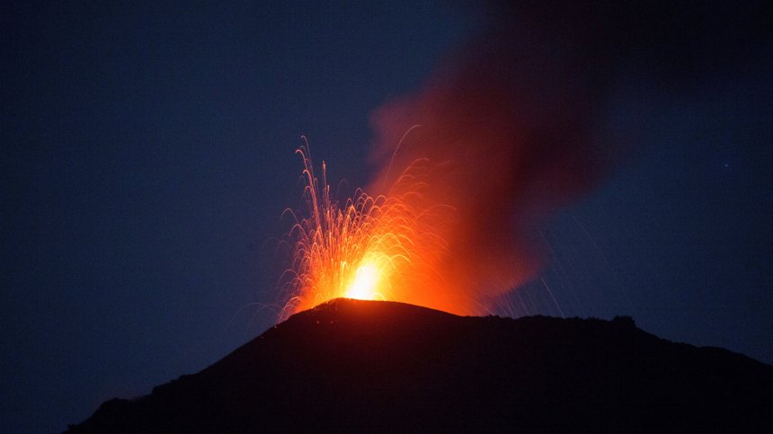 МВнР: Българите да не пътуват до Сицилия заради вулканите Етна и Стромболи