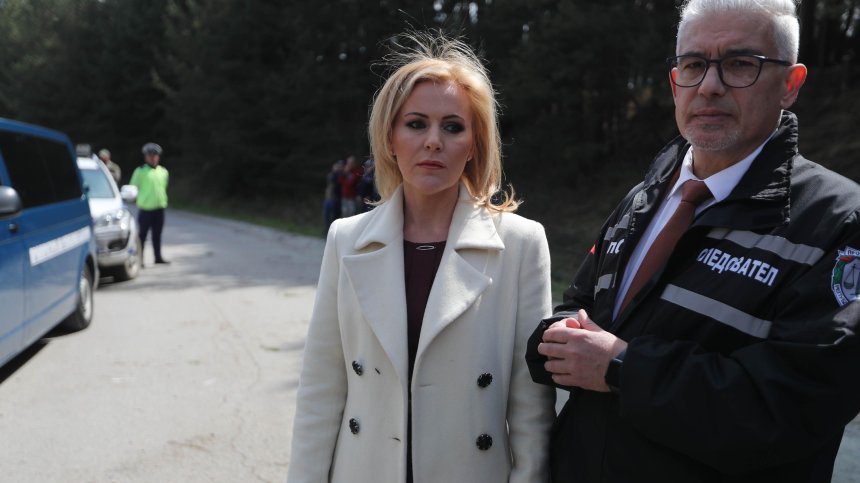 Сантиметър по сантиметър: 15 часа продължава огледът на мястото на инцидента с Гешев