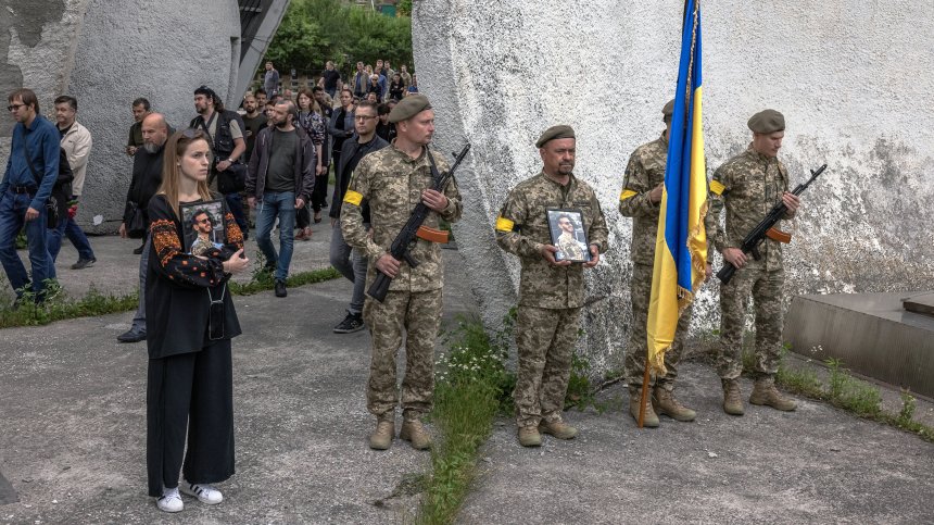 Всички мъже на фронта? Украинци избират да си купят свобода за $1500-2000