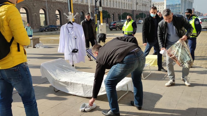 Любопитна форма на протест пред МС: База има, медици - не