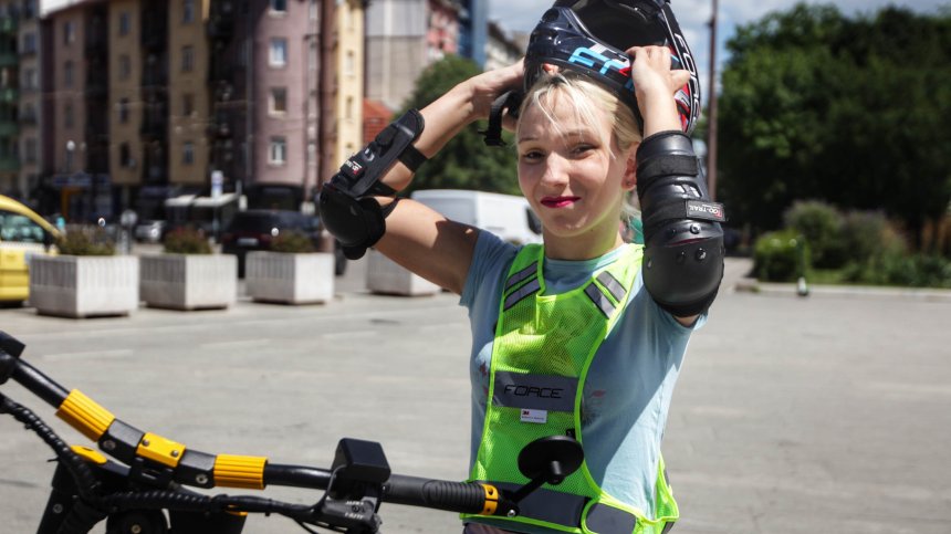 Емили Тротинетката излиза от ареста на 5 юни, обеща да не участва повече в клипове