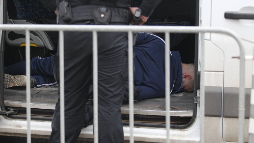 Арестант опита да избяга, потроши патрулка и рани полицай