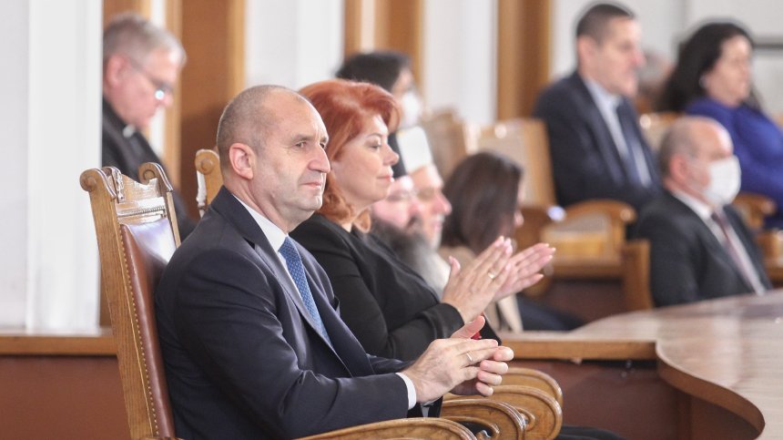 Президентът Радев раздели в две групи партиите за консултациите