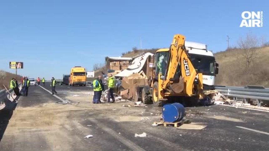 Лепило по магистралата и странна миризма във въздуха след катастрофата на АМ "Марица"