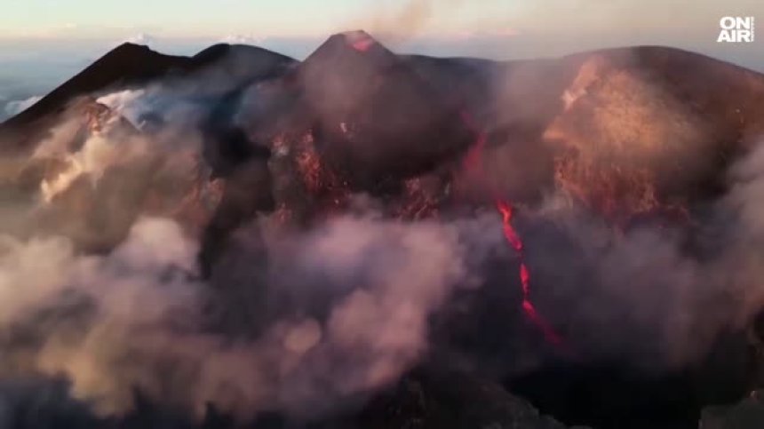 Кратер на вулкана Етна изригна зрелищно след 4-годишен покой