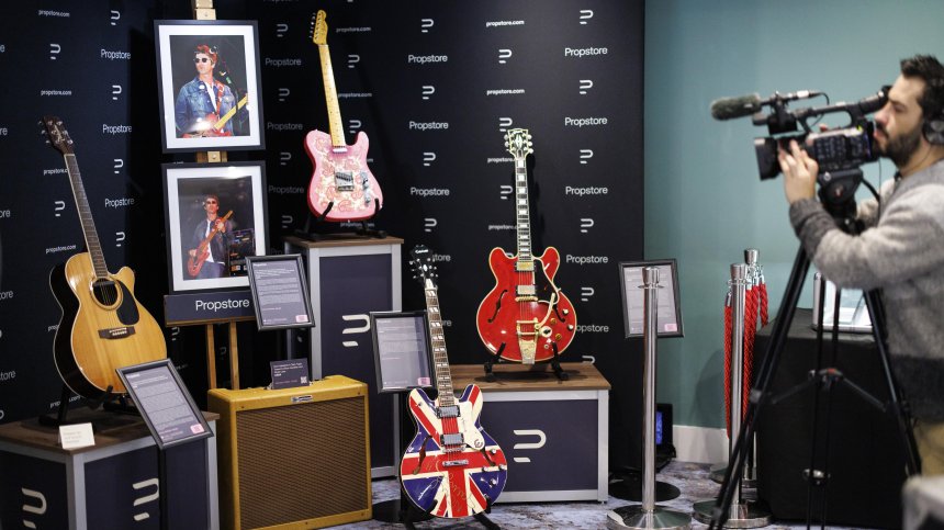 Електрическа китара на Ноел Галъхър от Oasis бе продадена за 289 800 паунда