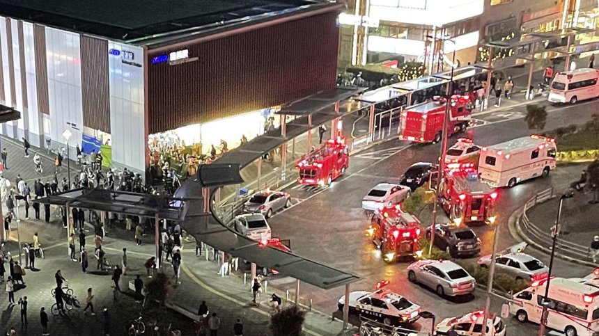 Мъж, облечен като Жокера, атакува пътници във влак в Токио